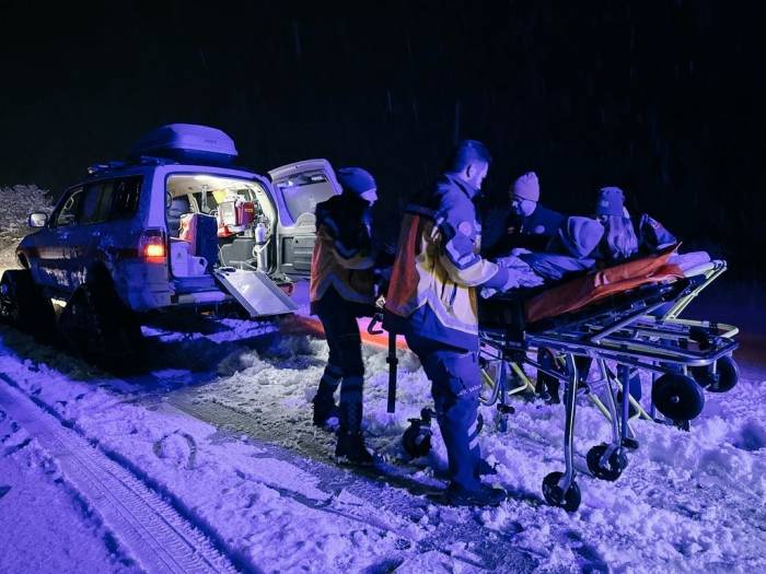 Zorlu Kış Şartlarında Paletli Ambulans İle 72 Yaşındaki Hastaya Ulaştılar