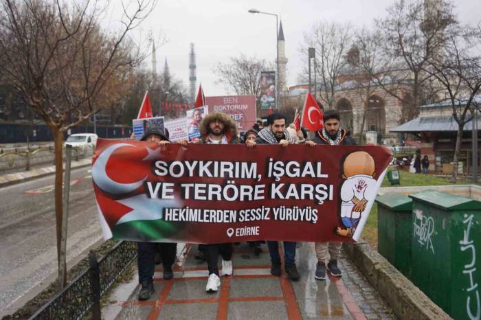 Edirne’de Tıp Fakültesi Öğrencilerinden Yağmur Altında Sessiz Yürüyüş