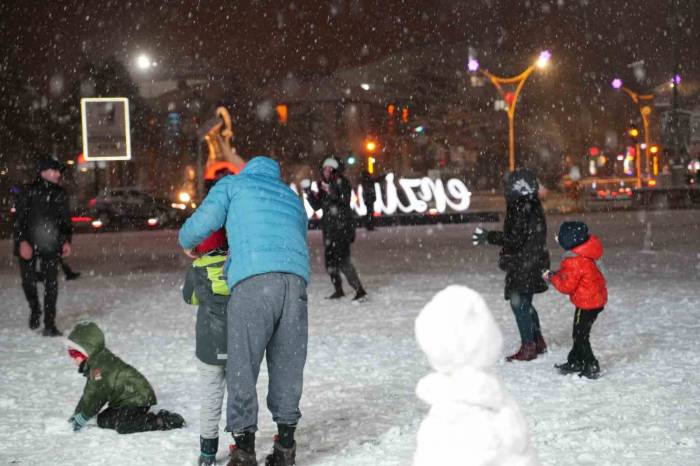 Erzincan’da Kar Yağışı Vatandaşları Sevindirdi