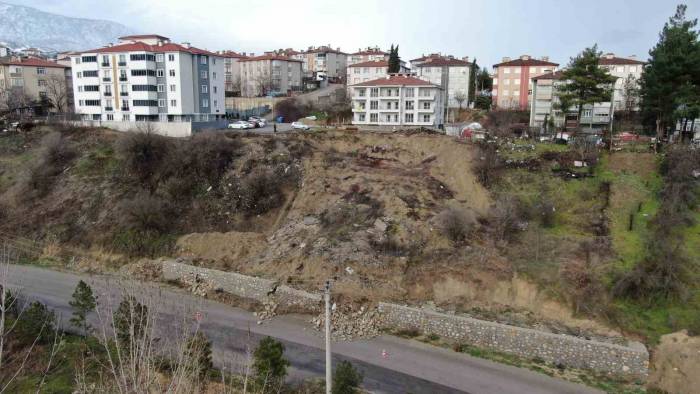 Heyelan İçin Çekilen İstinat Duvarı Çöktü