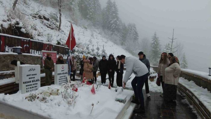 Kepsutlu Öğrenciler Şehit Eren Bülbül’ü Mezarı Başında Andı