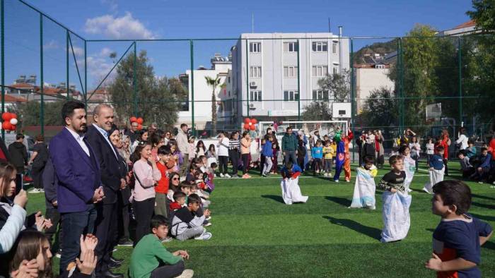 Başkan Uzundemir’den Ortacalı Çocuklara Karne Hediyesi