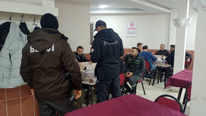 Balıkesir’de Polis 15 Aranan Şahsı Gözaltına Aldı