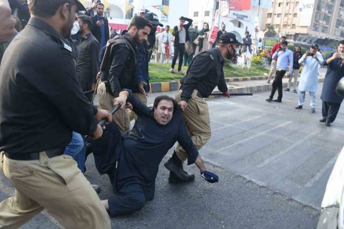 Pakistan’da Imran Khan’ın Destekçileri Polisle Çatıştı: 7 Yaralı