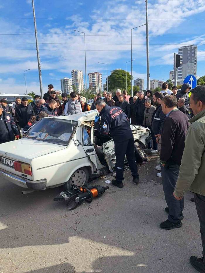 Adana’da Tofaş Marka Otomobil İle Midibüs Çarpıştı: 9 Yaralı