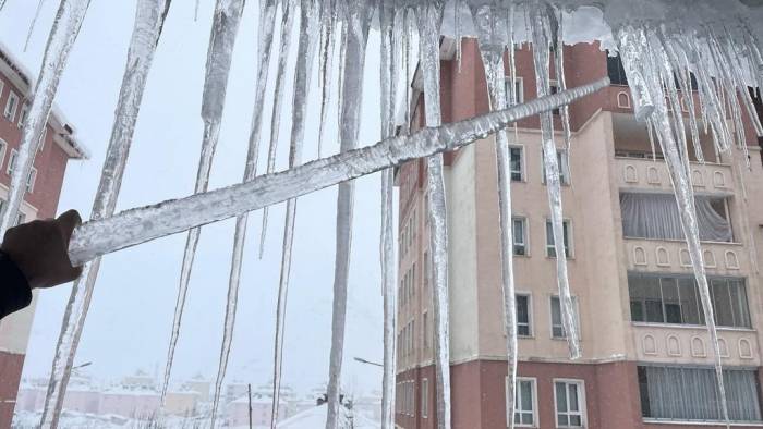 Bitlis’te Çatılardaki Buz Sarkıtlarının Boyu 2 Metreyi Buldu
