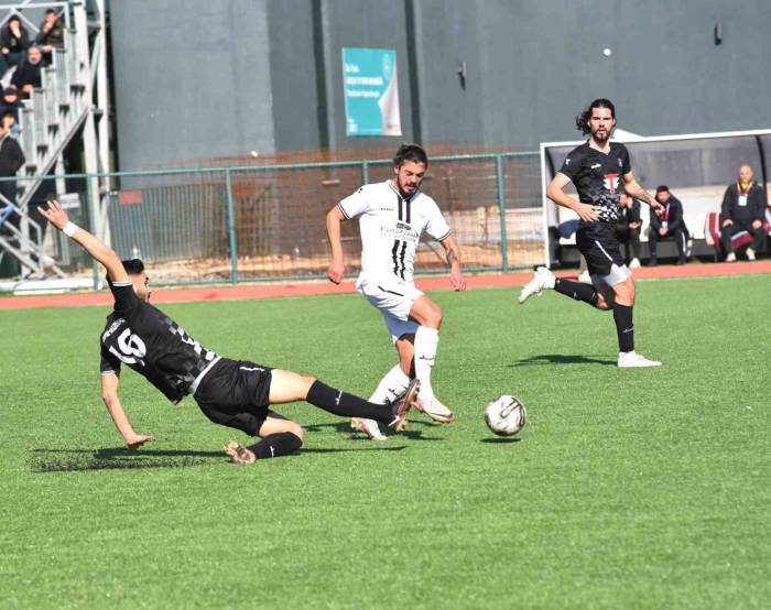 1965 Manisa Spor Kulübü Şampiyonluk Yarışında Yara Aldı