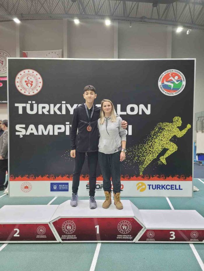 Afyonlu Sporcu Uzun Atlamada Türkiye Üçüncüsü Oldu
