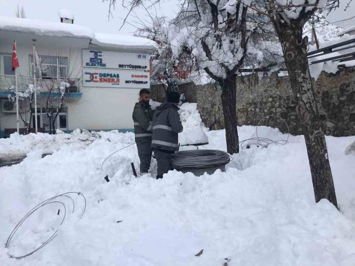 Şırnak’ta Enerji Şirketi Ekipleri Karlı Yolları Aşıp Elektrik Arızalarını Gideriyor