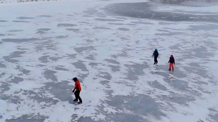 Yüzeyi Donan Gölün Üzerinde Buz Pateni Keyfi Yaşadılar