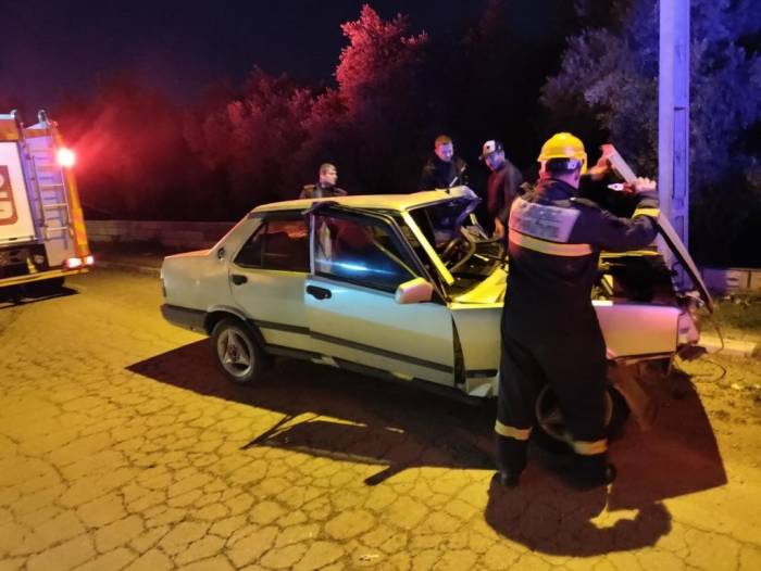 Hatay’da Elektrik Direğine Çarpan Tofaş Hurdaya Döndü