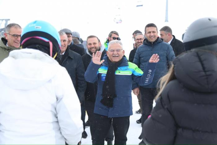 Başkan Büyükkılıç, Erciyes’te Kayak Tutkunlarıyla Bir Araya Geldi