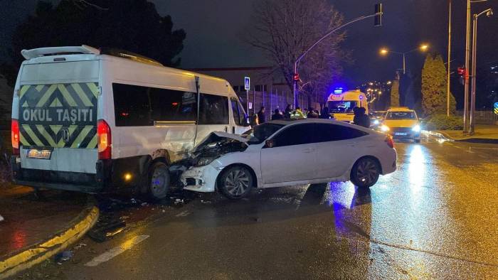 Kocaeli’de Servis Minibüsü Otomobille Çarpıştı: 4 Yaralı