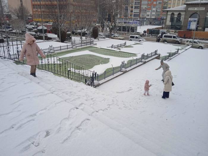 Afyonkarahisar’da Kar Yağışı Etkili Oldu