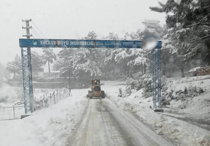 Çanakkale’de İl Özel İdare Ekipleri Karla Kaplı Köy Yollarını Açıyor