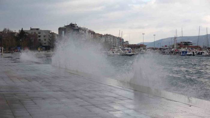 Çanakkale’de Poyraz Fırtınası Nedeniyle Oluşan Dev Dalgalar Sahili Dövdü