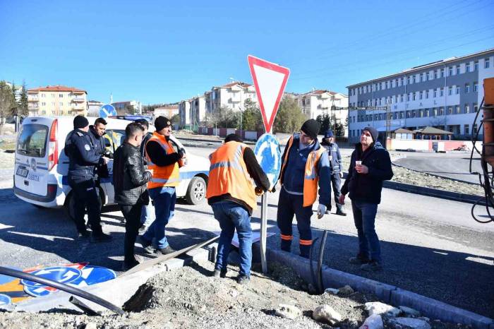 Emet’te Uyarı Ve Trafik Tabelalarının Montaj Çalışmaları Sürüyor