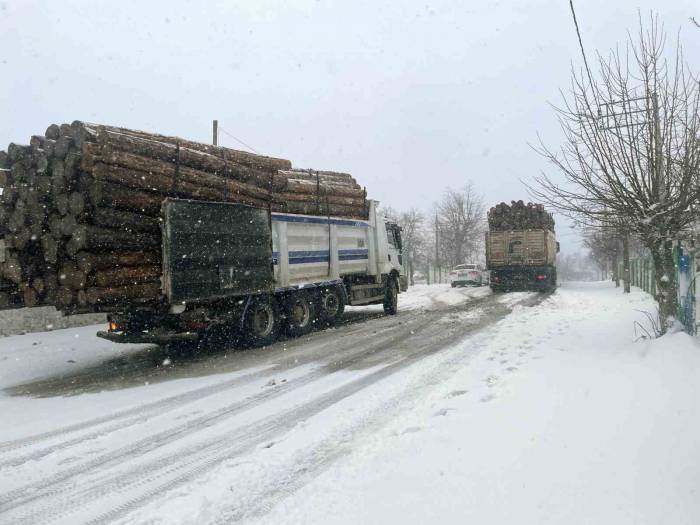 Kırklareli’nde Kar Sebebiyle Araçlar Yollarda Kaldı