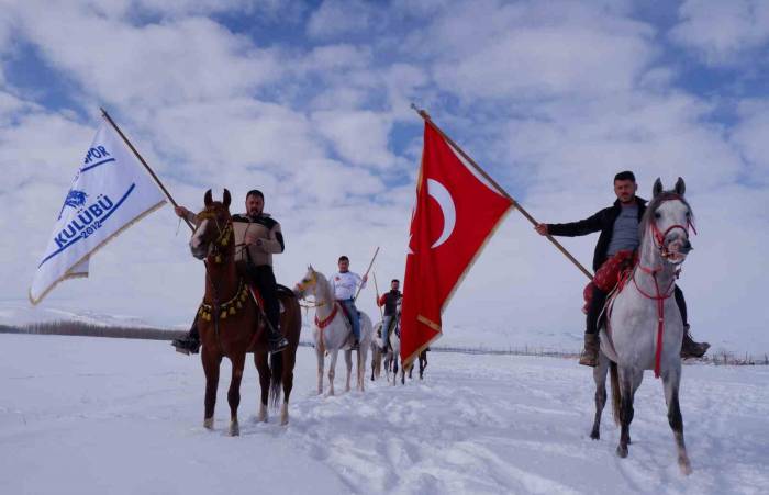 Erzurum’da Kar Üzerinde Cirit Keyfi