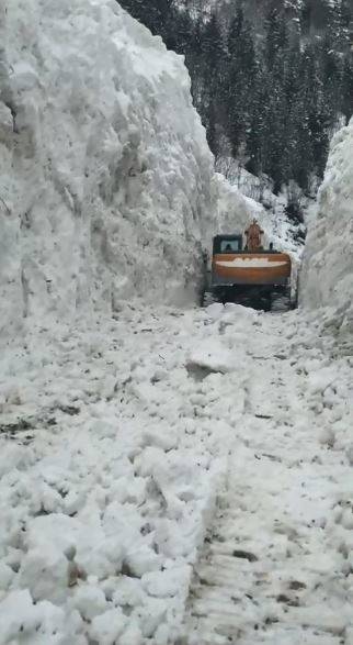 5 Metreyi Aşan Karı Yararak Köy Yolunu Ulaşıma Açtılar