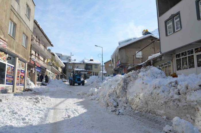 Beytüşşebap’ta Vatandaşlar Damları, Belediye Cadde Ve Sokakları Temizliyor