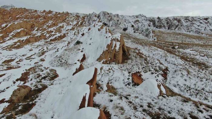 "Dünyadaki Mars" Olarak Tanınan Eğribucak Kayalıkları Beyaza Büründü