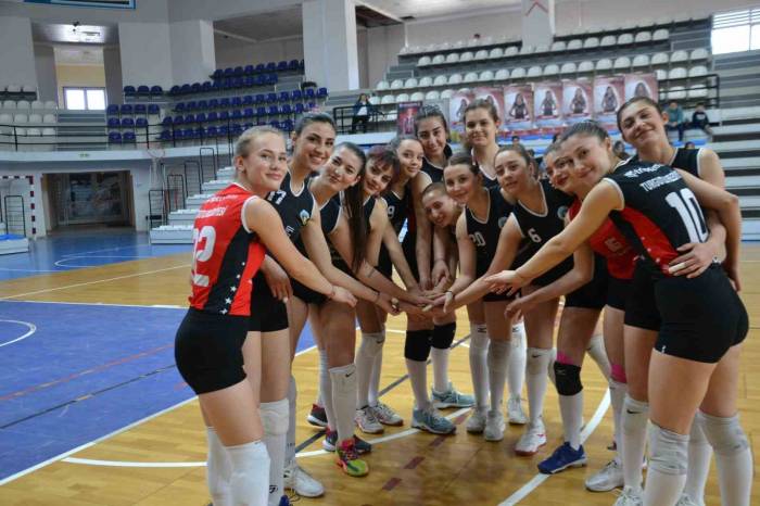 Turgutlu Belediyesi Kadın Voleybol Takımı Sezonu Galibiyetle Noktaladı