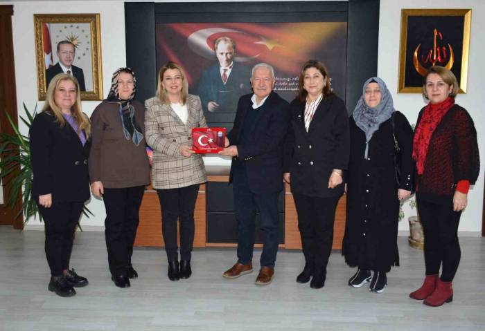 Ak Parti İl Kadın Kolları Yönetimi, Başkan Yılmaz’la Bir Araya Geldi