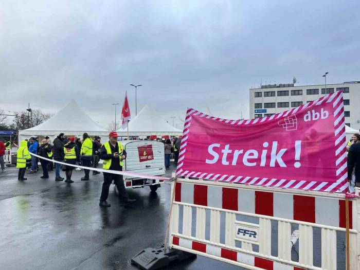 Frankfurt Havalimanı’nda İşçiler Greve Gitti: 800 Uçuş İptal Edildi