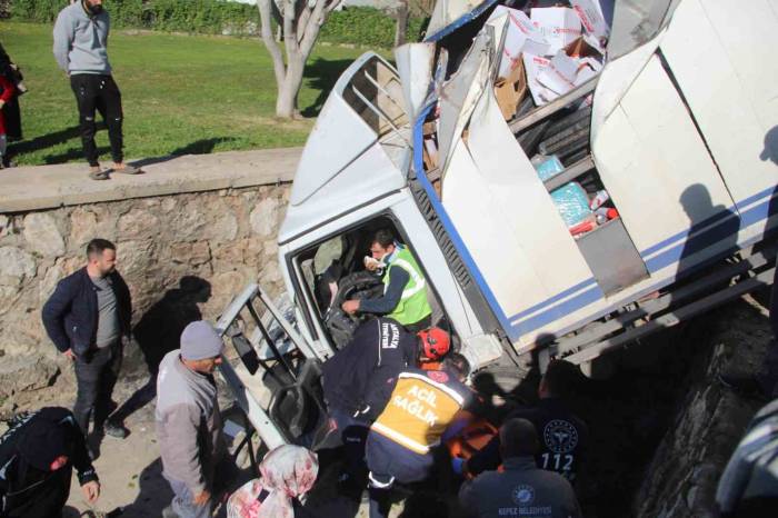 Kontrolden Çıkıp Kanalda Asılı Kalan Kamyonette Can Pazarı