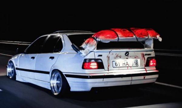 Kayıp Plaka İhbarına Gelen Polis Bagaj Üzerinde Ceset Süsü Verilmiş Cisimle Karşılaştı