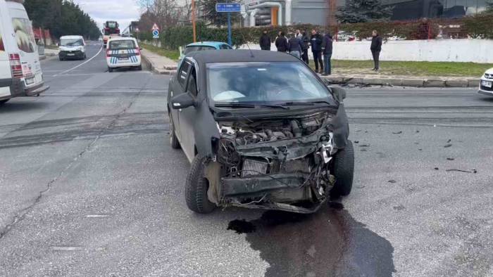 Kavşakta Çarpıştılar: 2 Yaralı