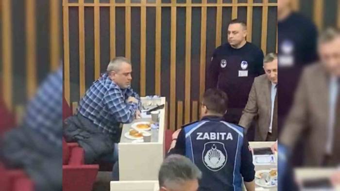 Tanju Özcan, Tartıştığı Meclis Üyesini Dışarı Çıkaramayan Zabıta Müdürünü Görevden Aldı