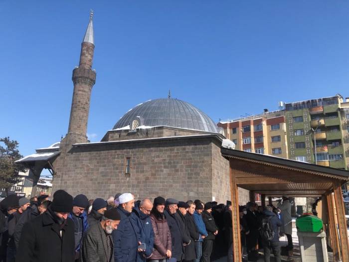 Nihat Gezder Son Yolculuğuna Uğurlandı