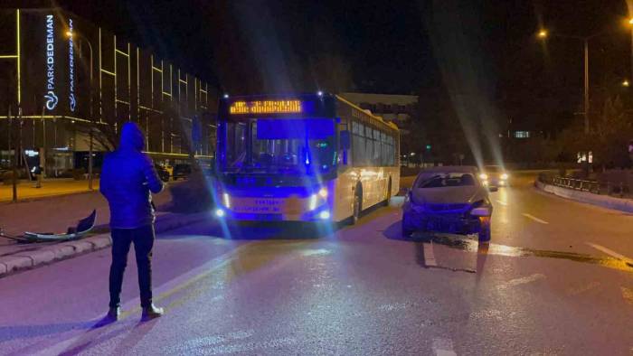 Virajı Alamayan Otomobil Belediye Otobüsüne Çarptı, 1 Kişi Yaralandı