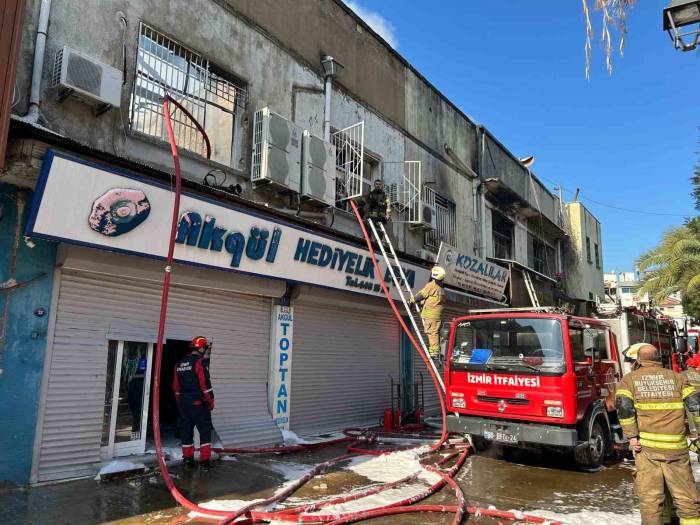 İzmir Kemeraltı Çarşısı’nda Çıkan Yangın Kontrol Altına Alındı