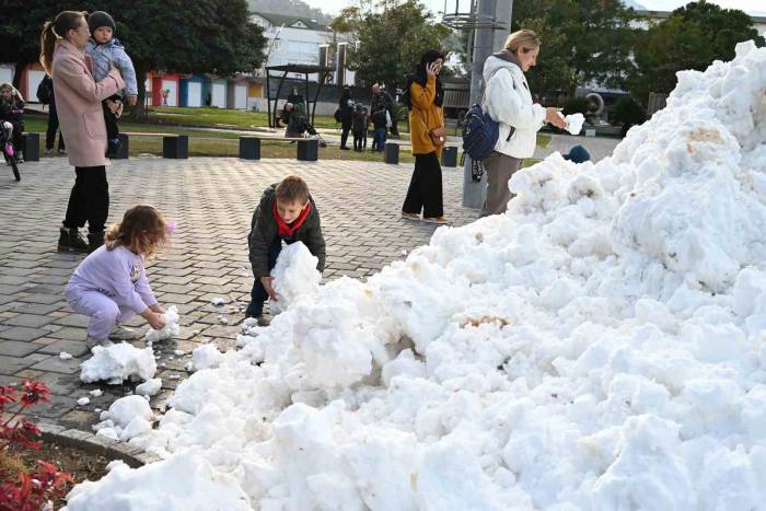 Kar Yağmayan Antalya’ya Çocuklar İçin Yaylalardan Kamyonlarla Kar Getirildi