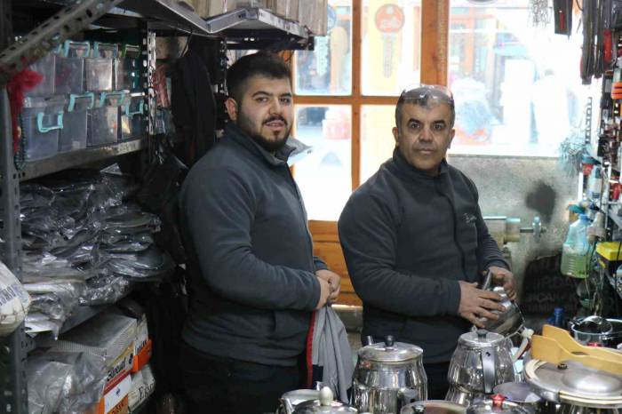 Tarihi Çarşıda Baba Ve Oğlu Teknolojiye Direniyor