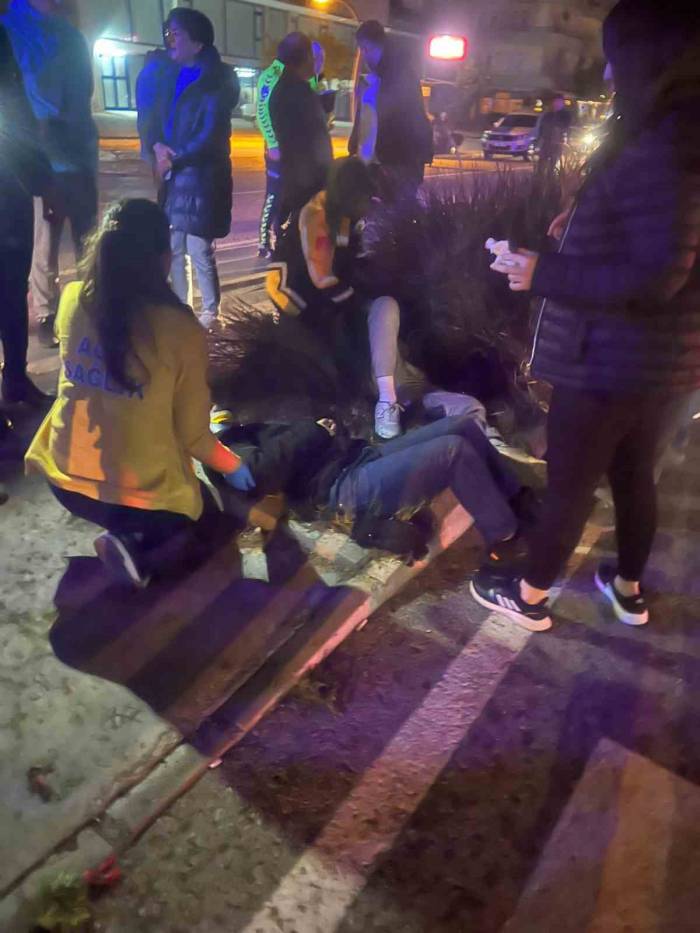 Kontrolden Çıkan Motosiklet Devrildi: 2 Yaralı