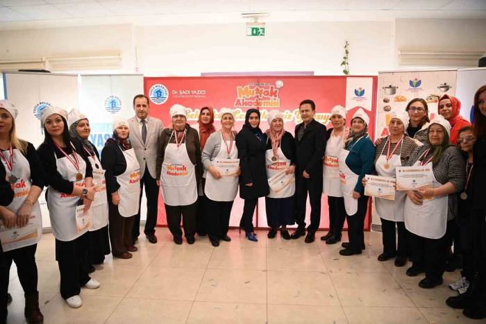 Tuzla’da Geleneksel Lezzetler Yarışmasında 65 Yaş Üstü Büyükler Hünerlerini Sergiledi