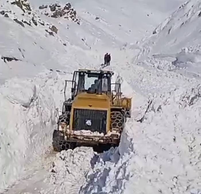 Bahçesaray’da Yola Düşen Çığlar Temizleniyor