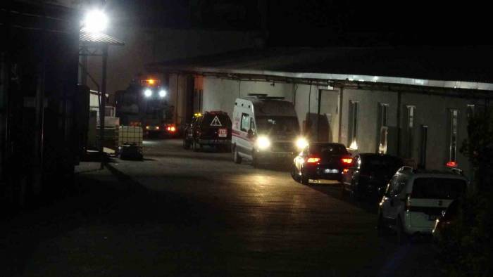 Kauçuk Fabrikasında Çıkan Yangın Söndürüldü: 2 İşçi Dumandan Etkilendi