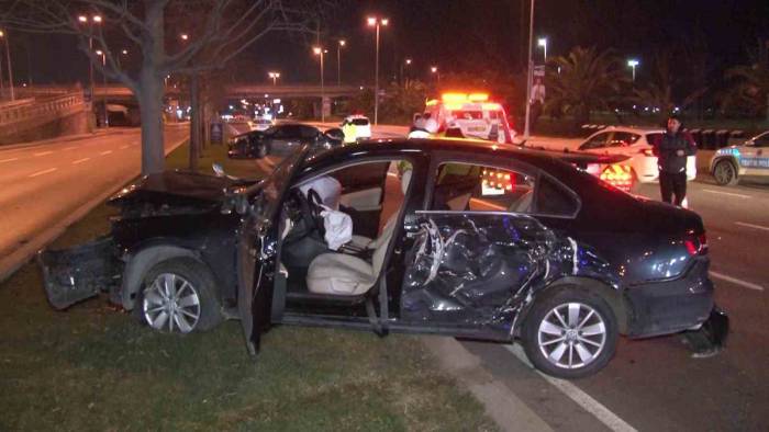 Kartal Sahil Yolunda İki Otomobil Çarpıştı: 4 Yaralı