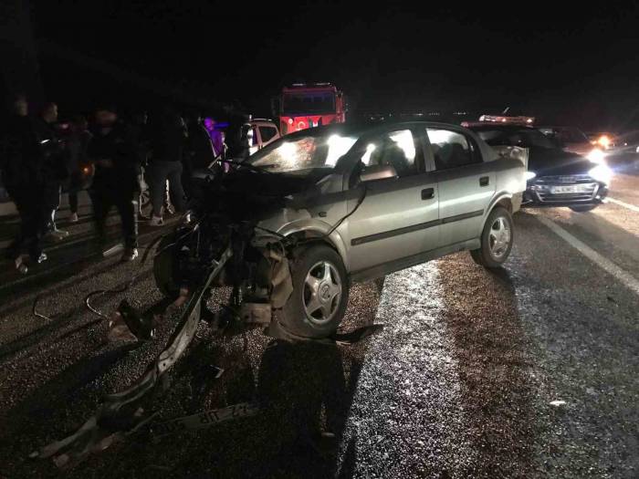 2 Otomobil Çarpıştı: 6 Yaralı