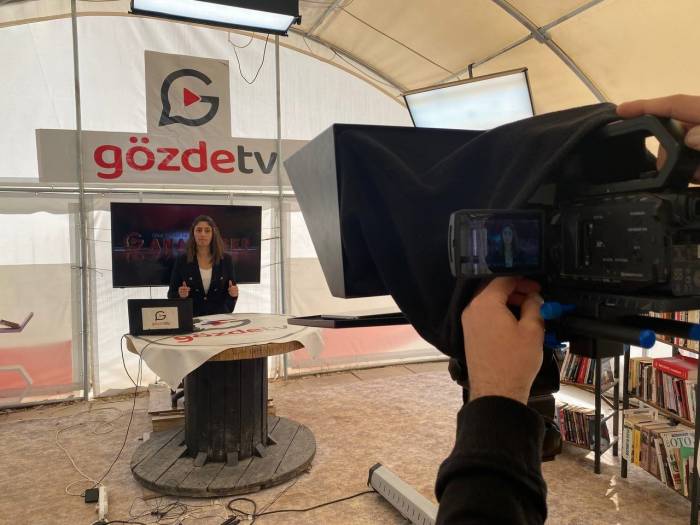 Deprem Sonrası Bir Yıldır Çadırdan Yayın Yapıyorlar