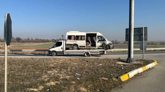 İşçi Servisi İle Kamyonet Çarpıştı, 8 Kişi Yaralandı