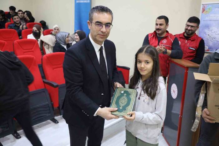Ağrı Gençlik Merkezi, Depremde Hayatını Kaybedenler İçin Hatim Duası Yaptı