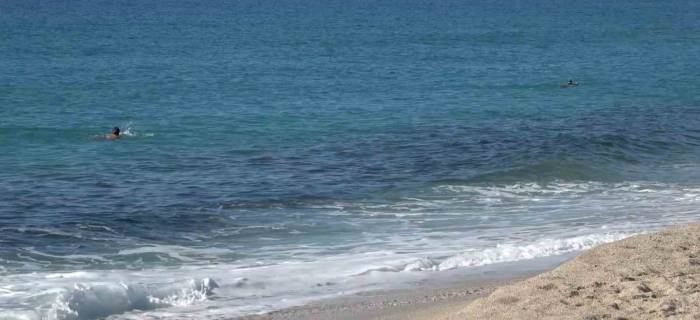 Alanya’da Güzel Havayı Fırsat Bilen Turistler Deniz Kenarına Koştu
