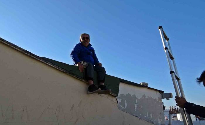 "Uyduda Parazit Var" Deyip Çatıya Çıktı, 2 Metre Yükseklikte Mahsur Kaldı