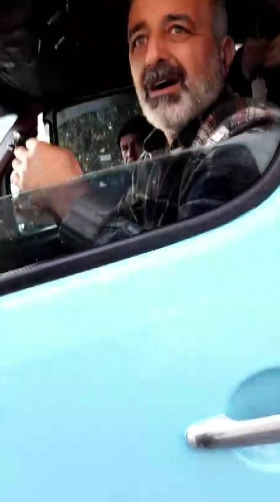 Kendisini Almayan Minibüsün Peşine Düşüp Önünü Kesti, O Anları Film Gibi Kaydetti